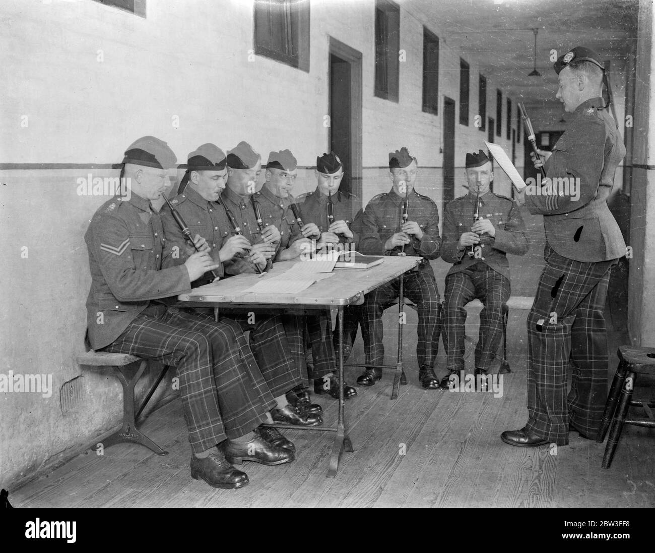 Die Band übt für die Pfeifer der Schotten Guards und schaut sich einen marsch an, der vom Prince of Wales komponiert wurde. 25. Januar 1935 Stockfoto