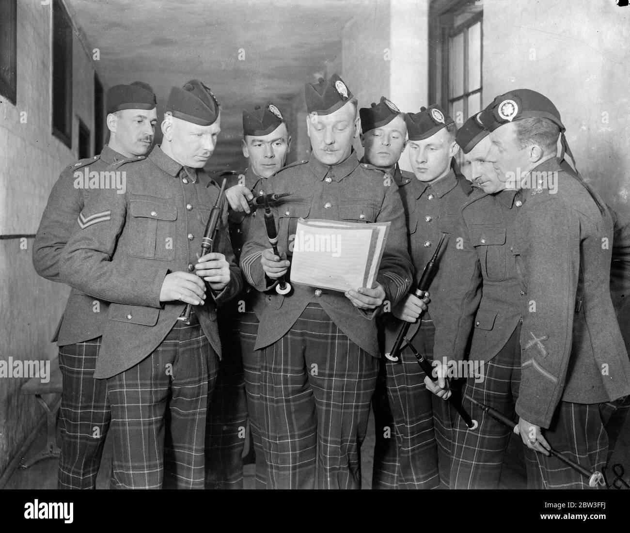 Die Band übt für die Pfeifer der Schotten Guards und schaut sich einen marsch an, der vom Prince of Wales komponiert wurde. 25. Januar 1935 Stockfoto