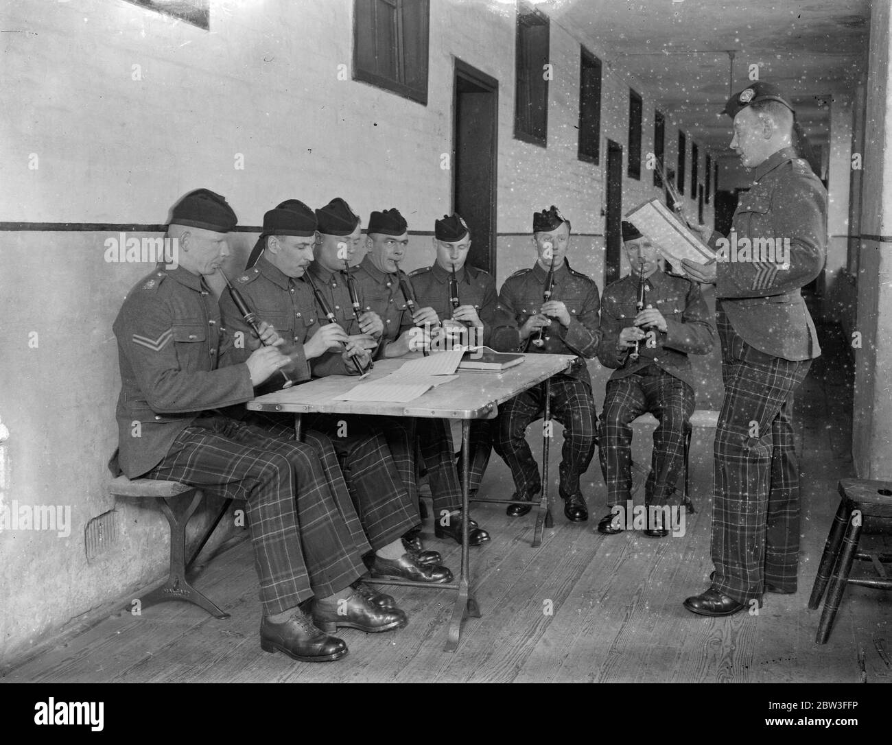 Die Band übt für die Pfeifer der Schotten Guards und schaut sich einen marsch an, der vom Prince of Wales komponiert wurde. 25. Januar 1935 Stockfoto