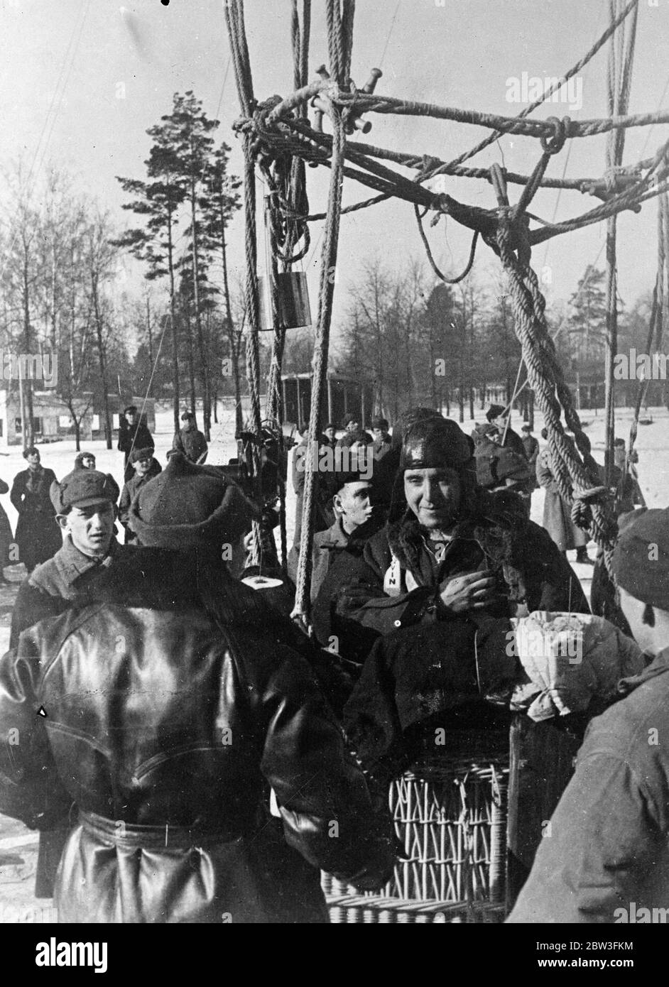 Ein erfolgreicher Flug in die Sub-Stratosphäre mit dem Ballon wurde in der Nähe von Moskau von zwei jungen Russen durchgeführt , M Romanov , Pilot und M Khvostnikov , ein Wissenschaftler vom Arktischen Institut . Sie stieg auf eine Höhe von 25, 000 Meter und führte Beobachtungen auf den Spektren von disperesed Licht. Sie haben am selben Abend eine erfolgreiche Landung gemacht. Foto zeigt M Khvostnikov, der wissenschaftliche Beobachter (im Korb) erhalten in letzter Minute Anweisungen von G A Prokofjew (zurück zur Kamera), Kommandant der Rekord-Obaking, sowjetischen Stratosphärenballon. 25 März 1936 Stockfoto
