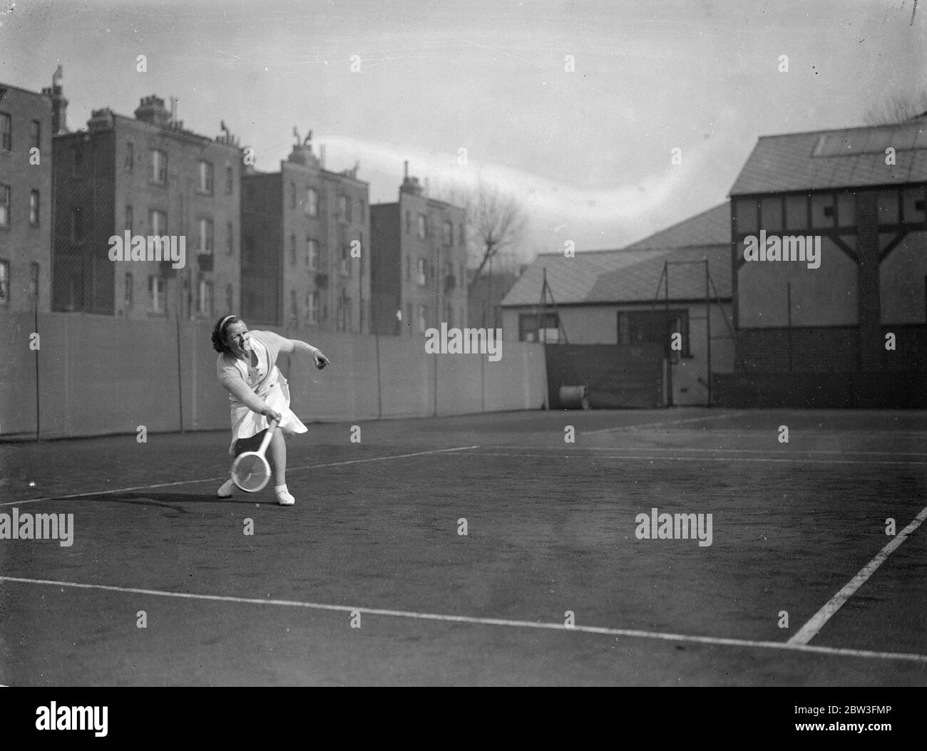 Betty Nutall , in Rock statt Shorts spielen , in Aktion bei Paddington . Miss Betty Nutall im Rock, spielt gegen Frau List in Paddington, London. 31 März 1935 Stockfoto