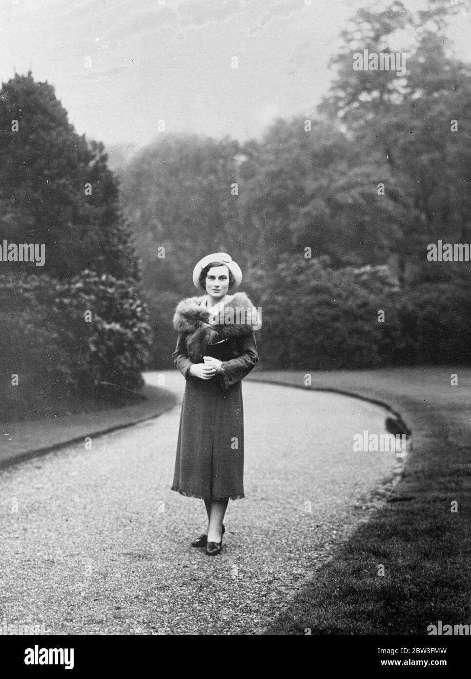 Duchess of Gloucester spazierenallein in der ruhigen Palastanlage. Wie in den Gärten eines ruhigen Hauses mitten im Herzen des Landes, schlendert die Herzogin von Gloucester allein durch die grünen Pfade der wunderschönen Gärten rund um den Buckingham Palace, nur einen Steinwurf von Londons nie enstenden Verkehr entfernt. Dieses exklusive Bild, das gerade veröffentlicht wurde, wurde mit besonderer Genehmigung aufgenommen. 24 März 1936 Stockfoto
