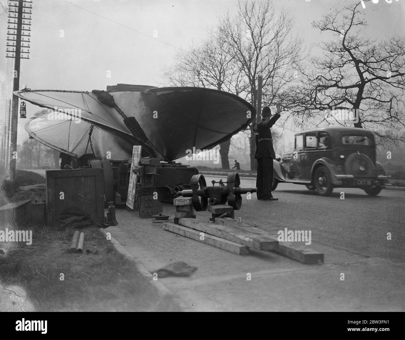 LKW mit 35 Tonnen Propeller für "Queen Mary" Staus Hauptstraße auf dem Weg nach Southampton. Mit einem 35 Tonnen Ersatzpropeller für den riesigen Liner "Queen Mary" ein LKW verklemmt die Hauptstrasse von London Portsmouth zwischen Guildford und Ripley. Foto zeigt, der zerbrochene LKW mit dem 35 Tonnen Treibgas an der Seite der Hauptstraße. Ein einziger Strom von Verkehr wurde erlaubt, zu passieren. 25 März 1936 Stockfoto