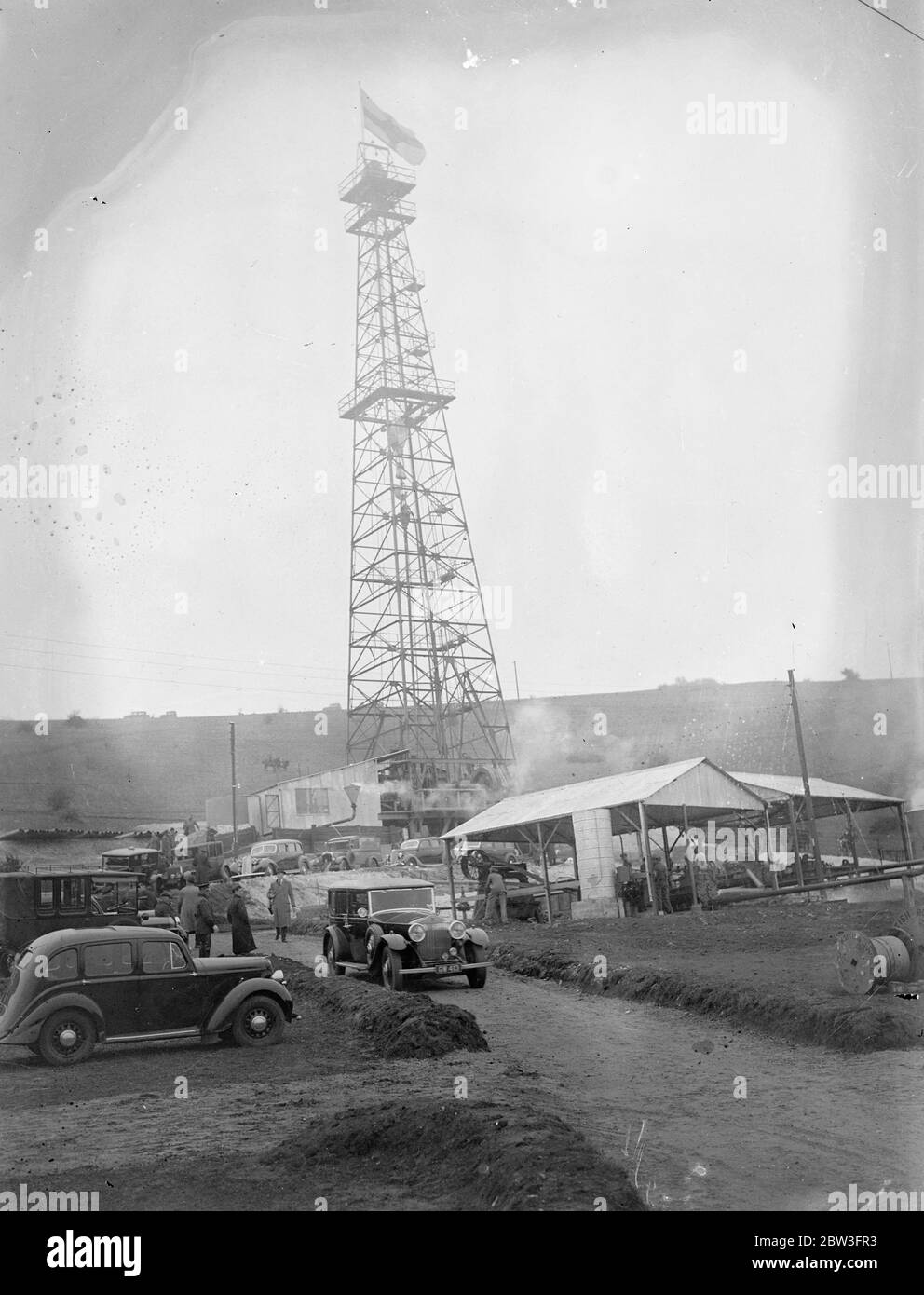 Suche nach Öl beginnt in Hampshire . Wipe of Mines Secretary startet Testbohrung in der Nähe von Portsmouth . Ein allgemeiner Überblick über die Zeremonie als der erste Probebohrer begonnen wurde. 30 März 1935 Stockfoto