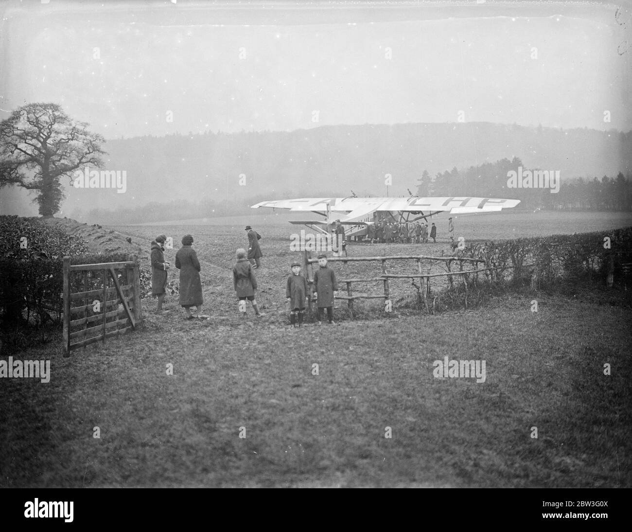 Flugzeug in gepflügten Feld durch Eis auf Flügeln gezwungen. Eine Hecke fehlte zu Fuß, ein dreimotoriger französischer Luftliner wurde am 6. Februar 1935 in Westcott niedergedrückt Stockfoto