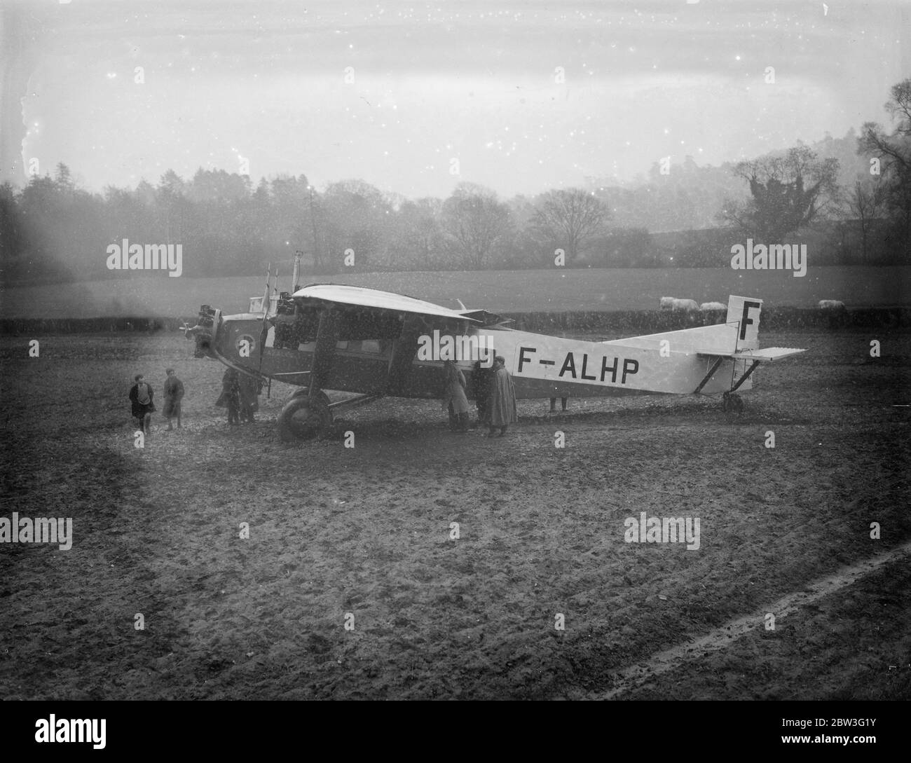 Flugzeug in gepflügten Feld durch Eis auf Flügeln gezwungen. Eine Hecke fehlte zu Fuß, ein dreimotoriger französischer Luftliner wurde am 6. Februar 1935 in Westcott niedergedrückt Stockfoto