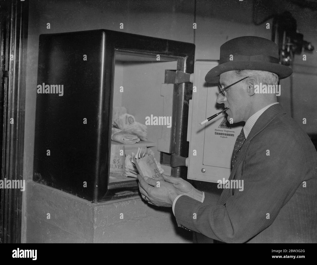 Ein Safe hat Diebe in einem West End Theater vereitelt. Herr Arthur, Manager des Garrick Theatre, zählt sein Geld. Februar 1935 Stockfoto