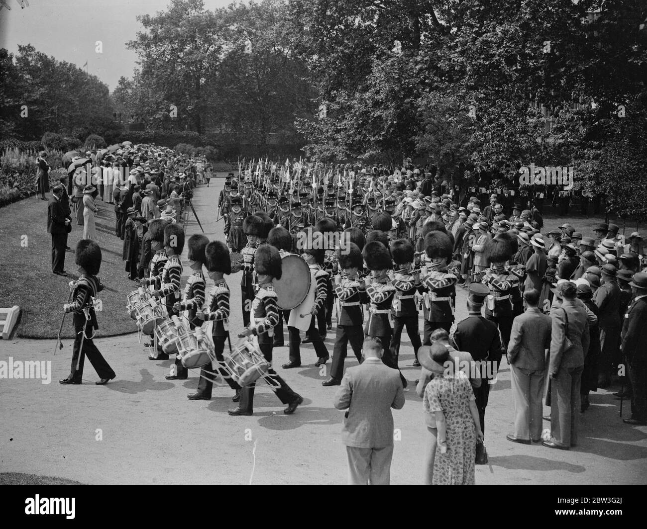 Herzog von Connaught inspiziert Yeomen des Königs Leibwächter . Die Feier des 450-jährigen Bestehens der Yeoman-Stiftung. Die massierte Band der Wachen Regiment gibt eine Marschdarstellung . 28 Juni 1935 Stockfoto