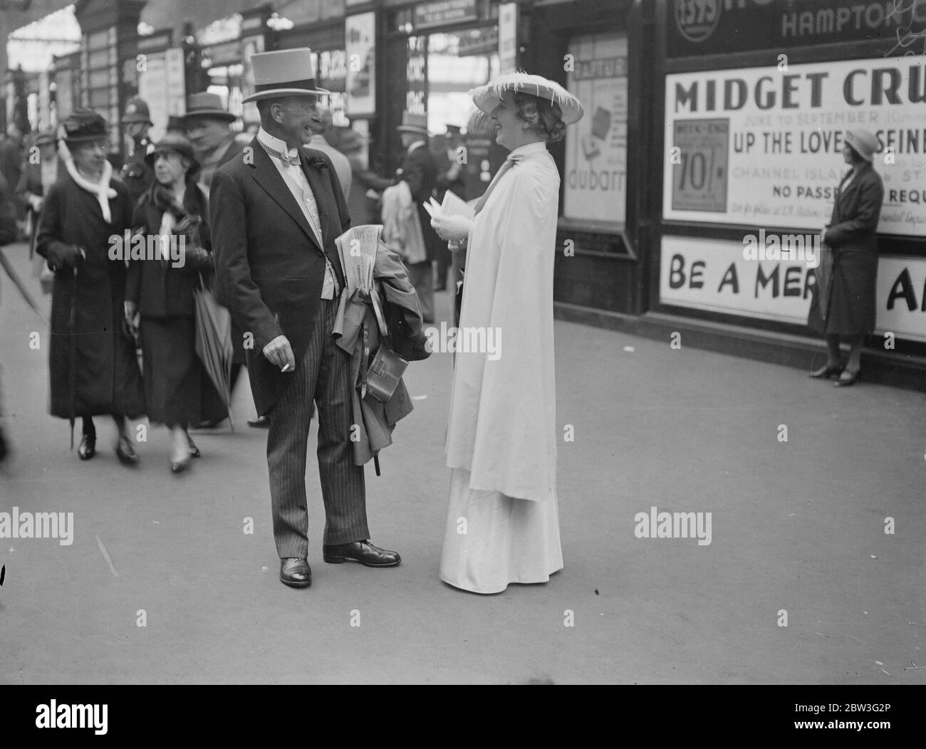 Ascot Hut Mode am Waterloo Station . Frau Jock Hanbury trägt einen neuen Hut für Ascot. 28 Juni 1935 Stockfoto