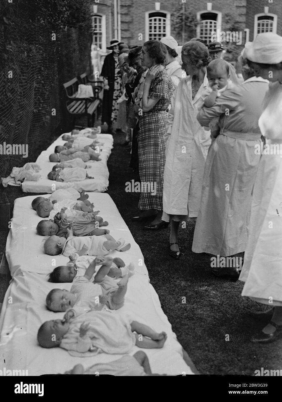 Empfang für Babys im Hampstead Hospital. Einige der Besucher beim jährlichen Empfang für Babys, die im Queen Mary Maternity Hospital geboren wurden. 28 Juni 1935 Stockfoto