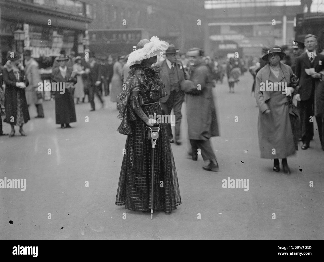 Miss Winifred Gein trägt Federn, als sie Waterloo Station nach Ascot verließ. 20 Juni 1935 Stockfoto