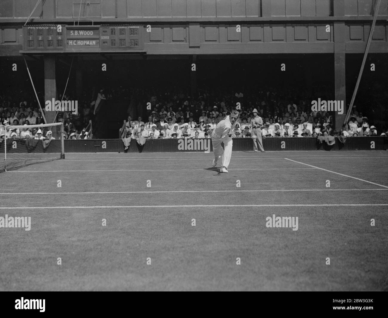 Sidney Wood aus den Vereinigten Staaten und Harry Hopman aus Australien in den Herren Singles Wimbledon Championships auf dem Platz 1 . Foto zeigt, Sidney Holz im Spiel. 20 Juni 1935 Stockfoto