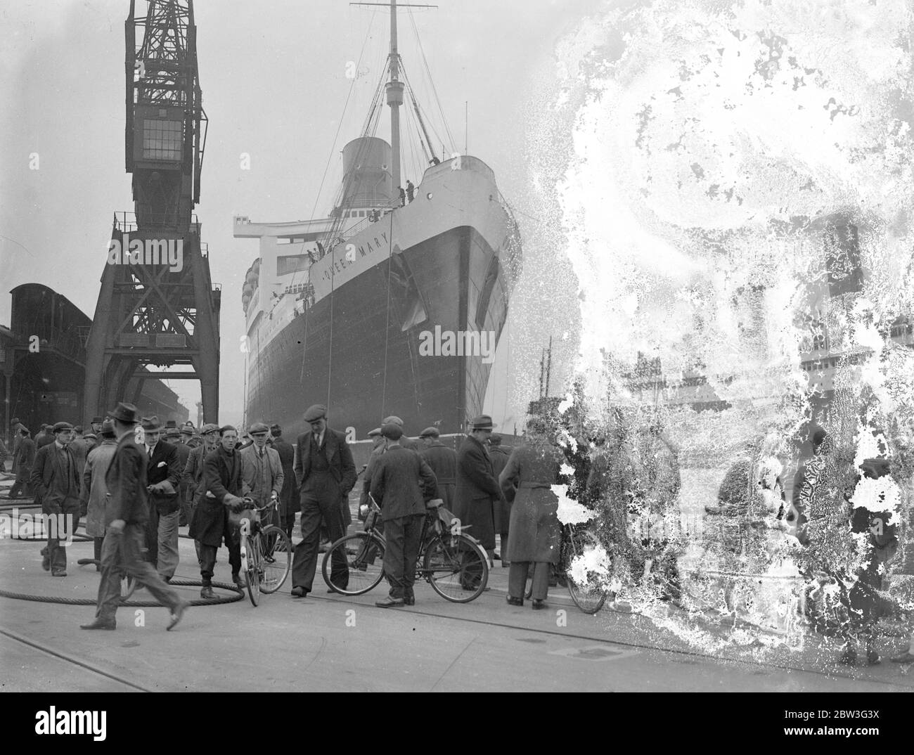 Queen Mary zog zum Meer gehen Liegeplatz von Southampton Trockendock. Der riesige Liner "Queen Mary" wurde von der King George V Graving Dock in Southampton, wo ihre Propeller geändert wurden und ihr Rumpf mit nicht korrosiven Farben beschichtet, zum Ocean Dock verschoben, Das Meer geht Liegeplatz sie besetzen, wenn sie in den Nordatlantik Dienst . Sie wird Southampton nächste Woche verlassen, um ihre Prozesse zu beenden. April 1936 Stockfoto