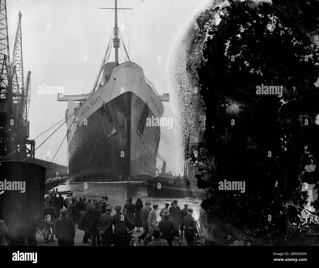 Queen Mary zog zum Meer gehen Liegeplatz von Southampton Trockendock. Der riesige Liner "Queen Mary" wurde von der King George V Graving Dock in Southampton, wo ihre Propeller geändert wurden und ihr Rumpf mit nicht korrosiven Farben beschichtet, zum Ocean Dock verschoben, Das Meer geht Liegeplatz sie besetzen, wenn sie in den Nordatlantik Dienst . Sie wird Southampton nächste Woche verlassen, um ihre Prozesse zu beenden. April 1936 Stockfoto