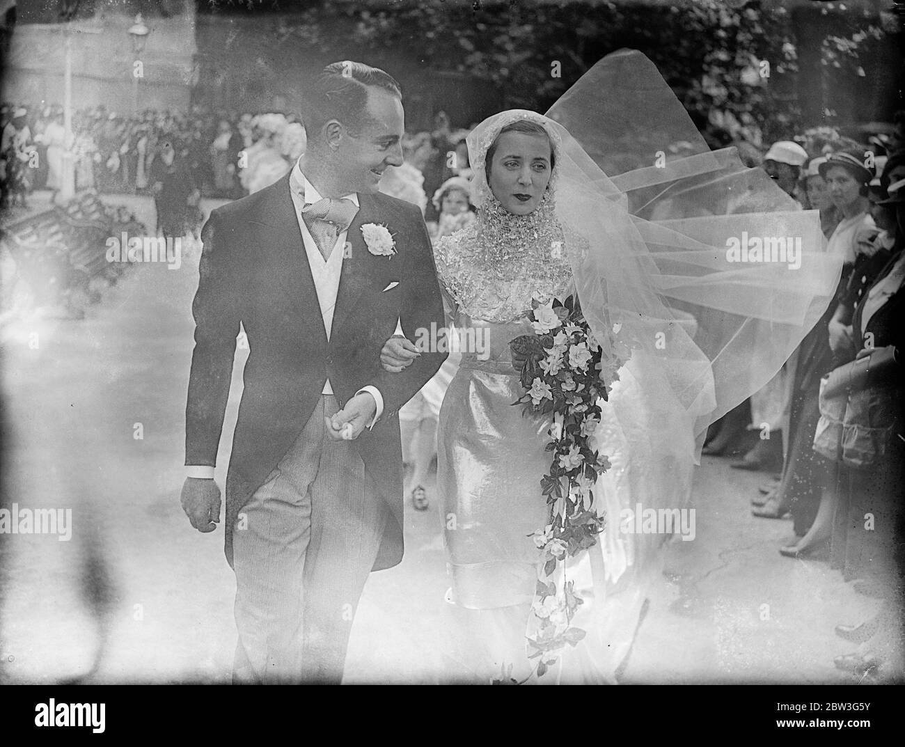 Herr Whitney gerade verheiratet mit Lady Daphne Finch Hatton in St Margaret 's Church, Westminster. Braut und Bräutigam nach der Zeremonie . 17 Juli 1935 Stockfoto