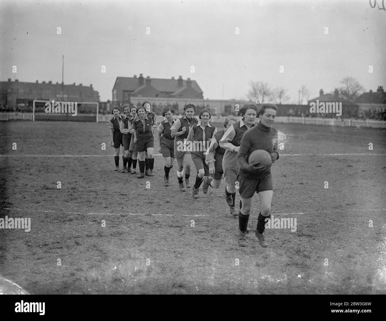 Fußballfrauen spielen jährlich Karfreitag Spiel in Becontree Heath. Dagenham Ladies traf ein Team aus Hayes, Kent, in ihrem jährlichen Karfreitag Fußballspiel bei den Merry Fiddlers, Boden, Becontree Heath, Essex für den Marino Cup. Das Spiel ist in der Hilfe der Nächstenliebe . Foto zeigt, das Hayes-Team läuft auf das Feld. 10. April 1936 Stockfoto