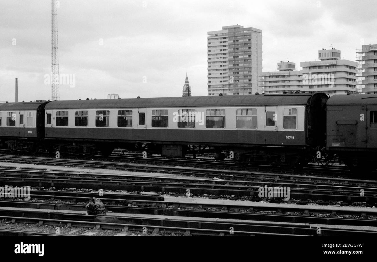 Mark 1 Offener zweiter Wagen Nr. S3748 am Bahnhof Clapham Junction, London, Großbritannien. September 1986. Stockfoto