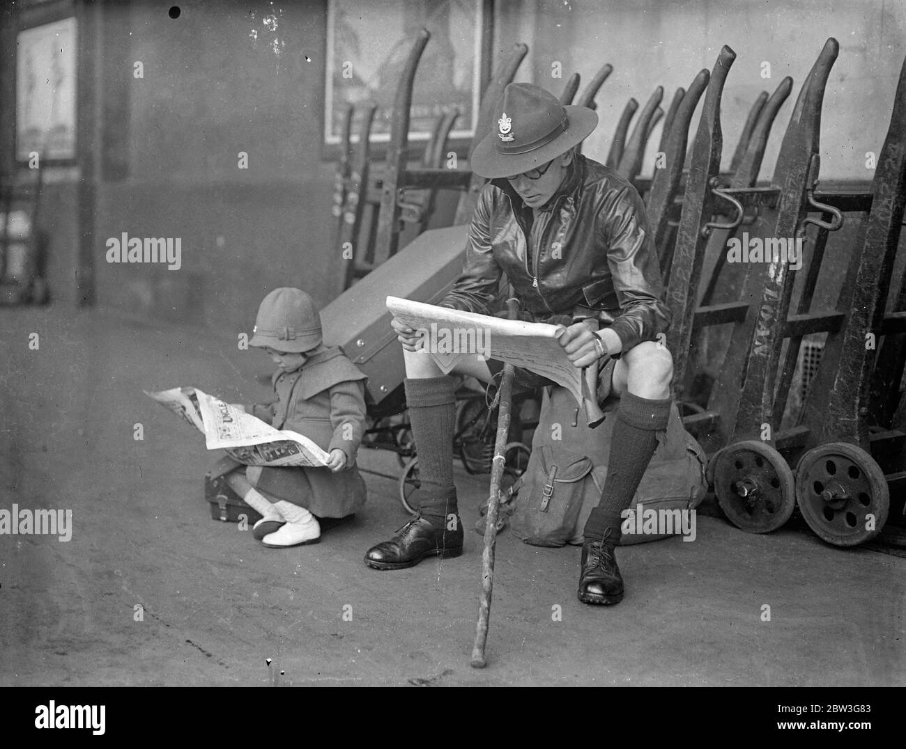 Warten auf den Urlaub Zug . Der große Bahnhof von London befindet sich jetzt auf dem Höhepunkt des Osterrausches. Tausende von Londonern verlassen die Metropole, um ein paar Tage im Land oder an Badeorten zu verbringen. Foto zeigt, Reisebegleiter erwarten ihren Zug in Waterloo .. 11. April 1936 Stockfoto