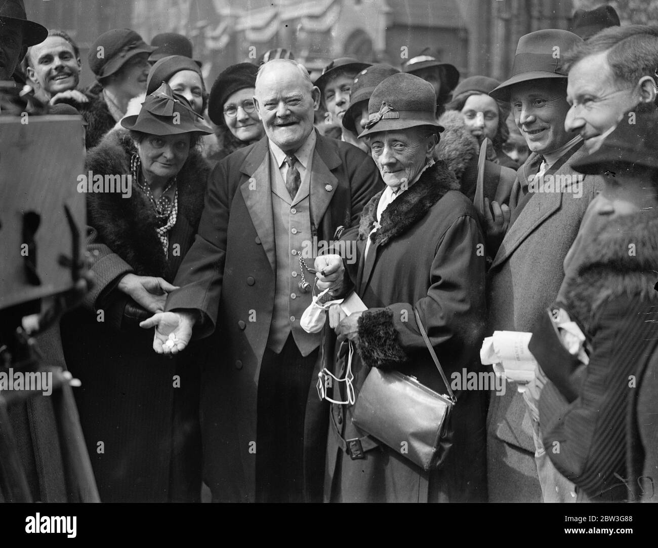 König Edward selbst verteilt Grüngeld bei historischen Zeremonie. König Edward selbst nahm an der 60 Jahre alten Zeremonie der Verteilung von Maundy Geld in Westminster Abbey am Gründonnerstag. Dies ist erst das zweite Mal, dass ein regierender König den Gottesdienst in 200 Jahren besucht hat. Der verstorbene König George war 1934 anwesend. Bei dem Dienst der König übergab die speziell geprägt Münzen an so viele verdiente alte Männer und Frauen, wie er Jahre alt ist, 42. 84 Menschen profitierten. Die Herren der Royal Almonry trug Handtücher während der Zeremonie, um die Zeit zu symbolisieren, hundert Jahre Stockfoto