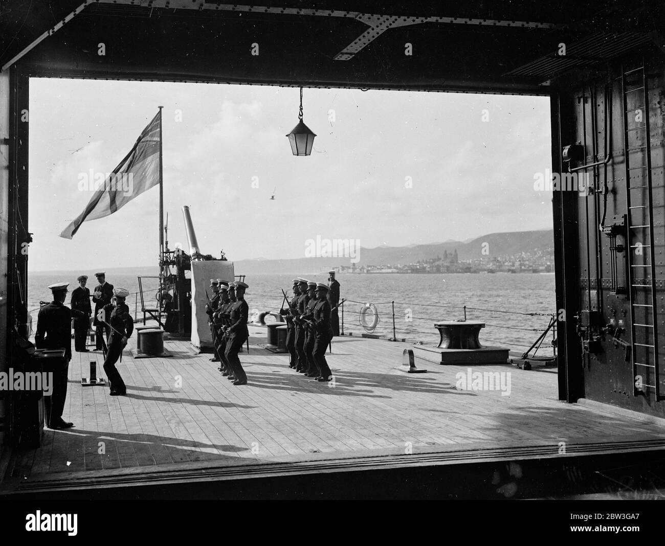 Königliche Marines an Bord HMS Furious in Bohrmaschine während Royal Naval Spring Kreuzfahrt . 1936 Stockfoto