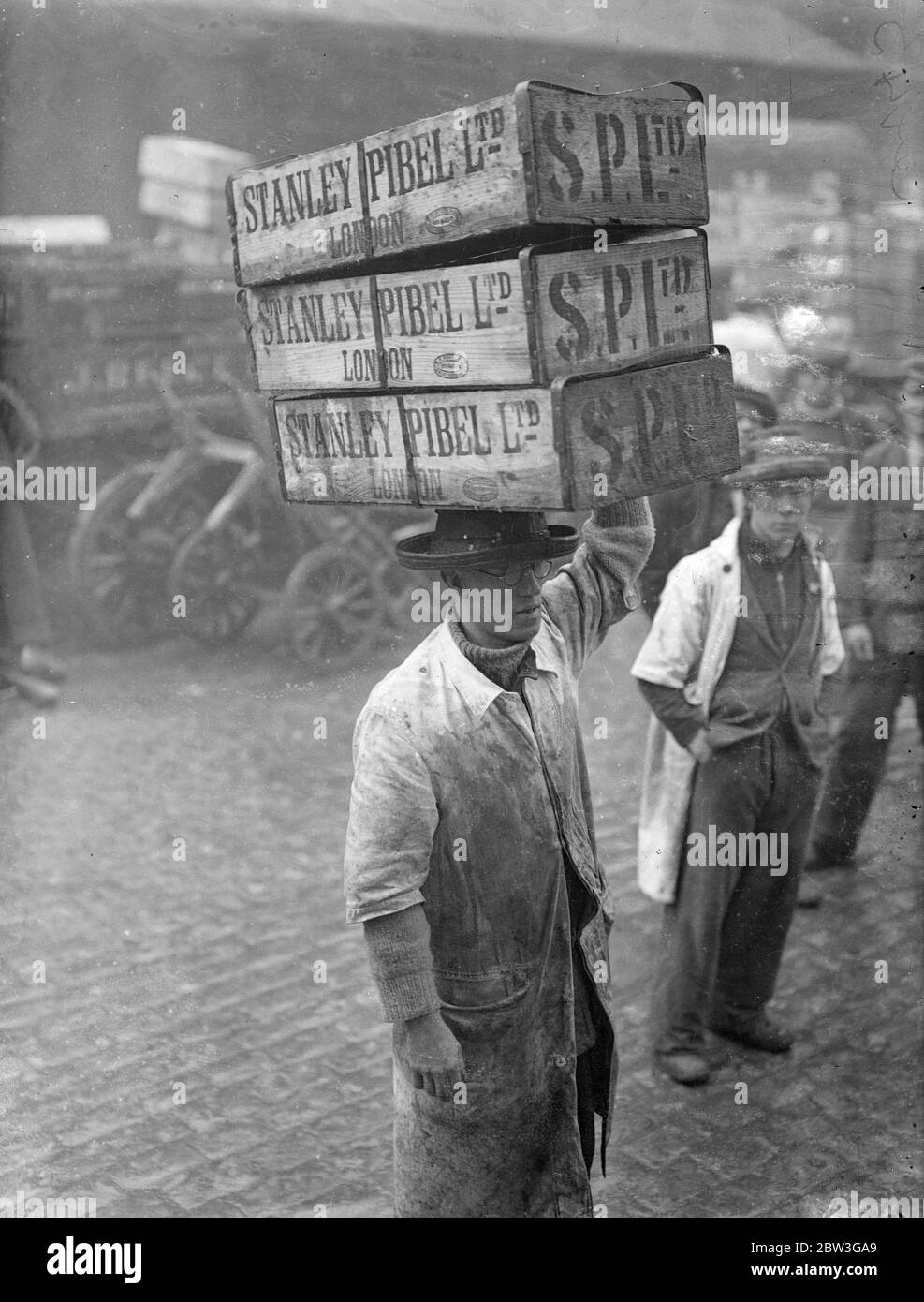 Billingsgate Fish Market arbeitet bereits unter hohem Druck, um mit der tollen Nachfrage nach Karfreitagsfischen umzugehen. Der Ansatz des Osterfestes bedeutet stark erhöhte Arbeit für Billinsgate, die acht Millionen Londoner liefern muss. Foto zeigt, die geschäftige Szene auf Billingsate Market. April 1936 Stockfoto