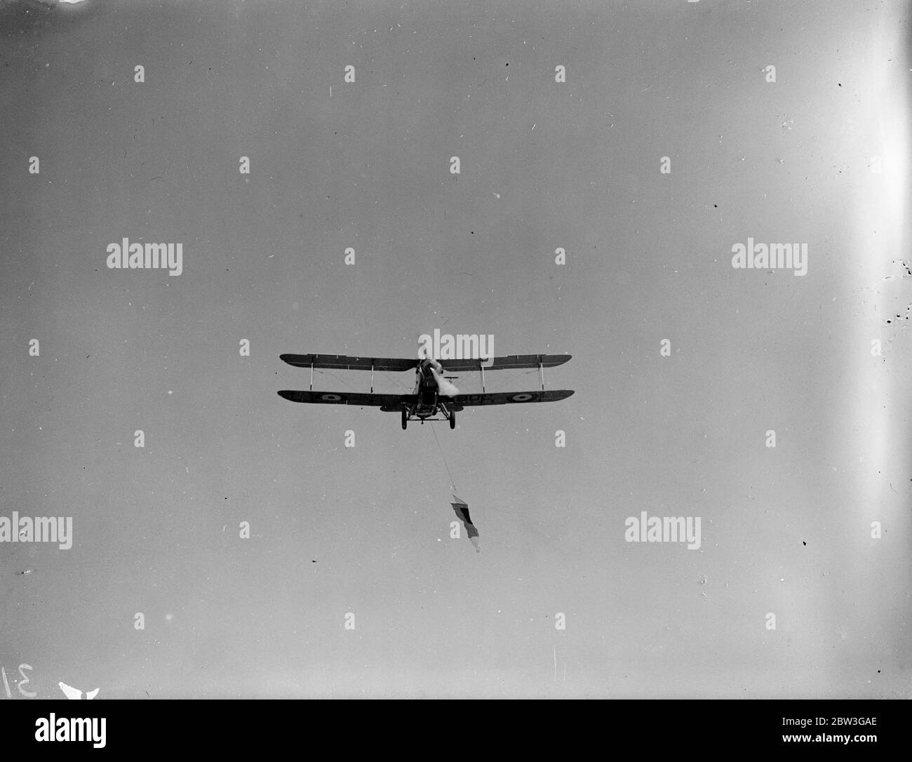 Ein Hawker Nimrod von 801 Naval Air Squadron von HMS Furious fliegt während seiner Marinefrühlingskreuzfahrt mit einer Zieldrohne von unten hängend. 1936 Stockfoto