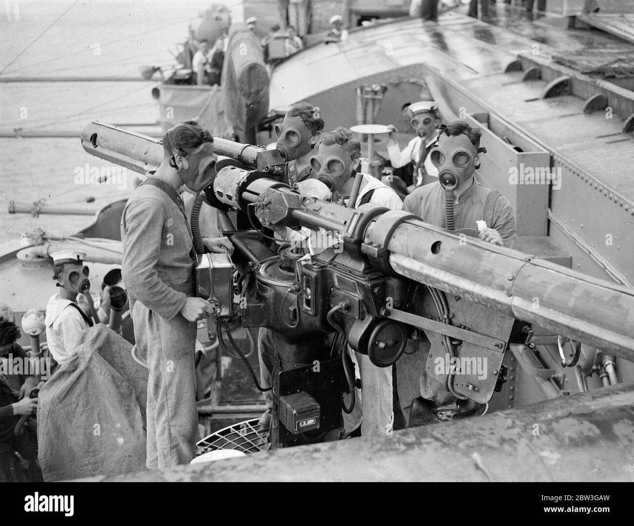 Eine Anti-Flugzeug-Range-Finder-Crew an Bord HMS Furious in Ausbildung während Royal Naval Spring Kreuzfahrt. 1936 Stockfoto