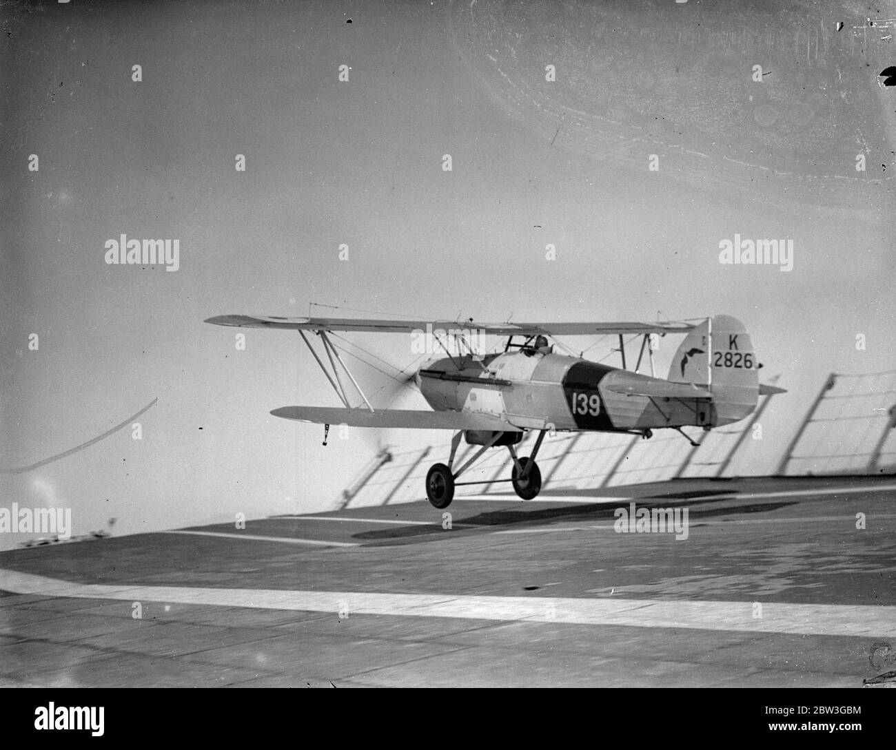 Ein Hawker Nimrod von 801 Naval Air Squadron, der während seiner Bootstour im Frühling vom Deck der HMS Furious abfliegt. 1936 Stockfoto