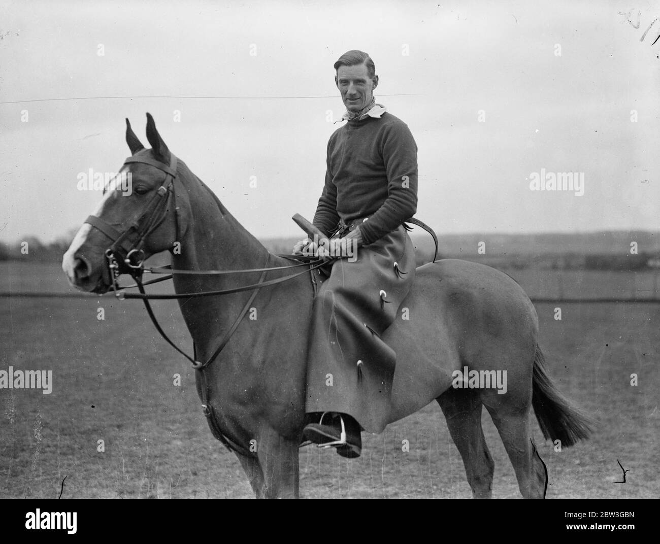 Englischer Polospieler in ' Chaps ' . Training für Anglo America Spiele . Das englische Polo-Team, das Amerika in einer Reihe von Spielen für den Internationalen Polo Cup treffen soll, üben auf dem Ball Hill Polo Ground in Aldershot. Die Spiele sollen in diesem Sommer in Hurlingham stattfinden. Die Trophäe , eine der begehrtesten im Spiel , wird derzeit von Amerika gehalten . Mitglieder des britischen Teams übten auf dem Aldershot-Boden in amerikanischen Lederschnäppen, ähnlich denen, die von Cowpunchern getragen wurden. Foto zeigt , Kapitän M P Ansell von der Inniskilling Dragoons , ein Mitglied der englischen Mannschaft , trägt Stockfoto