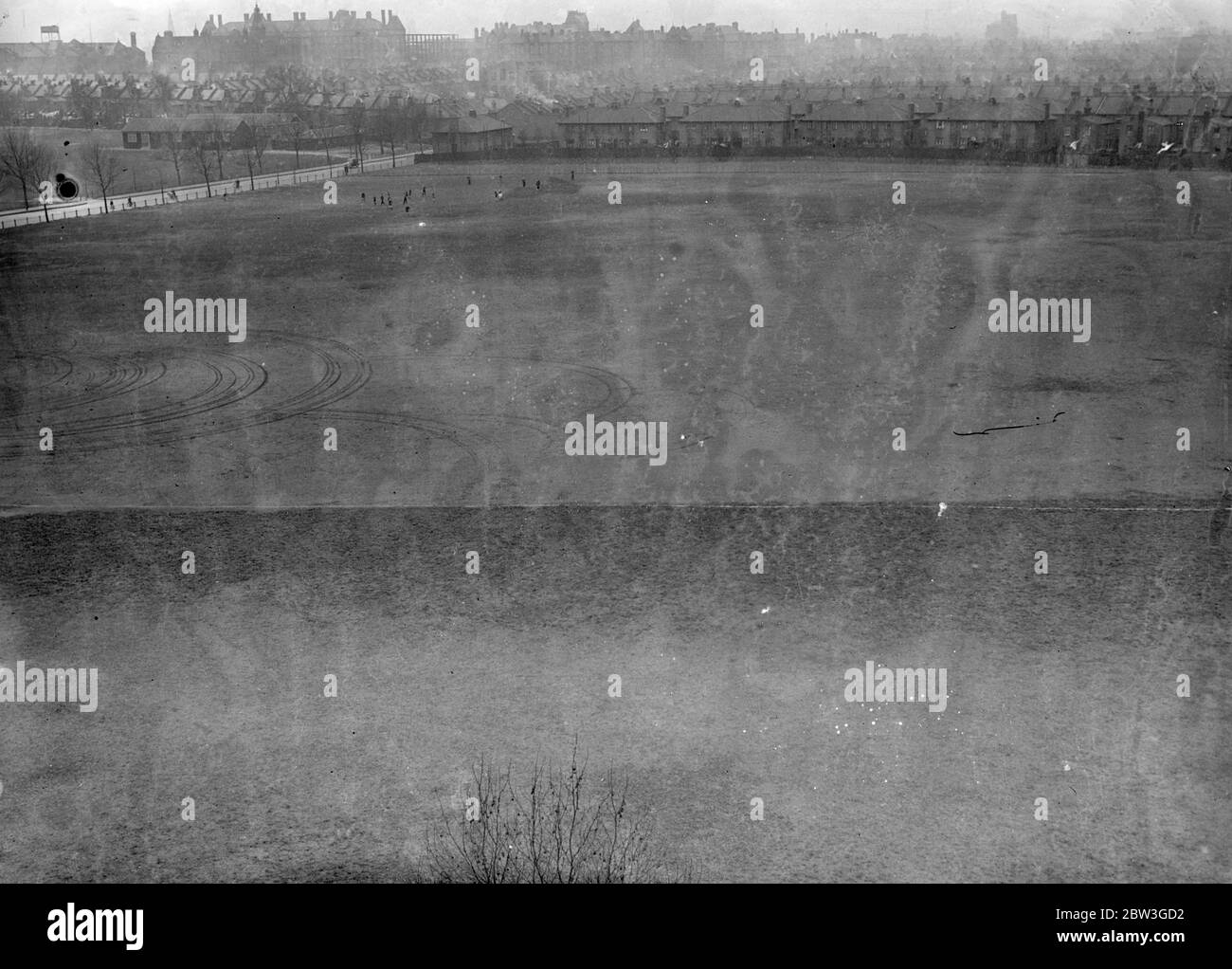 LCC gebeten, die Vorlage von Hackney Marshes Rechnung im parlament zu genehmigen. Rat setzt Kampf für 30 Hektar heute . Der Londoner County Council wird heute (Dienstag) gebeten, die Präsentation im Parlament eines "Bill" zu genehmigen, der es ermöglicht, Häuser auf 30 Hektar Hackney Marshes zu bauen, die 340 Hektar davon bildet den größten offenen Raum in East London. Der Vorschlag des LCC ist es, Wohnungen für etwa 8000 Menschen im Rahmen der Slum-Räumung in Hackney und Bethnal Green zu bauen. Das System wurde vor kurzem durch eine rechtliche Entscheidung, die feststellte, dass nichts im Housing Act von 1925 erlaubt die AP gehalten Stockfoto