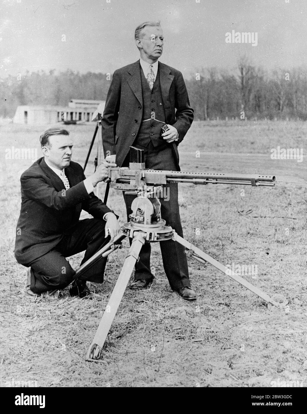 Neue amerikanische Maschinengewehr demonstriert. Eine neue Maschinengewehr, die Hudson Automatic Machine Gun, wurde Major William Ray Baldwin, Präsident der Automatic Guns Company of Washington demonstriert. USA von Reginald W Hoagland A der Nationalgarde Feld, Anacostia, in der Nähe von Washington. Foto zeigt, Herr Reginald W Haagland (links) demonstriert die neue Maschinengewehr zu Major William Ray Baldwin. Stockfoto