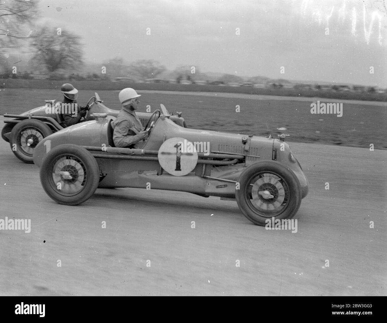 Seemann fahren einhändig, gewinnt British Empire Road Race. Fahren witout Erleichterung für die ganze 250 Meilen der Strecke, R J B Seaman (Maserati) gewann das British Empire Trophy Race, das erste große Autorennen der Saison in Donington Park, Derby. Er durchschnittlich 66.33 Meilen pro Stunde. P S Fairfield (E F A) war Zweiter und W C Everitt (Alfa Romeo) wurde Dritter. 27 der besten Fahrer Großbritanniens traten an der Veranstaltung an. Foto zeigt, I F Connellun, M G Midget und Al Esel (connera). April 1936 Stockfoto