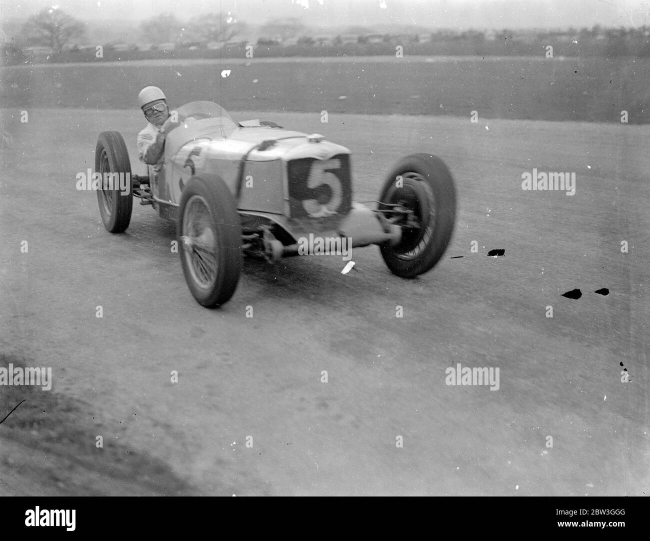 Seemann fahren einhändig, gewinnt British Empire Road Race. Fahren witout Erleichterung für die ganze 250 Meilen der Strecke, R J B Seaman (Maserati) gewann das British Empire Trophy Race, das erste große Autorennen der Saison in Donington Park, Derby. Er durchschnittlich 66.33 Meilen pro Stunde. P S Fairfield (E F A) war Zweiter und W C Everitt (Alfa Romeo) wurde Dritter. 27 der besten Fahrer Großbritanniens traten an der Veranstaltung an. Foto zeigt, Freddie Picom auf seiner Riley. April 1936 Stockfoto