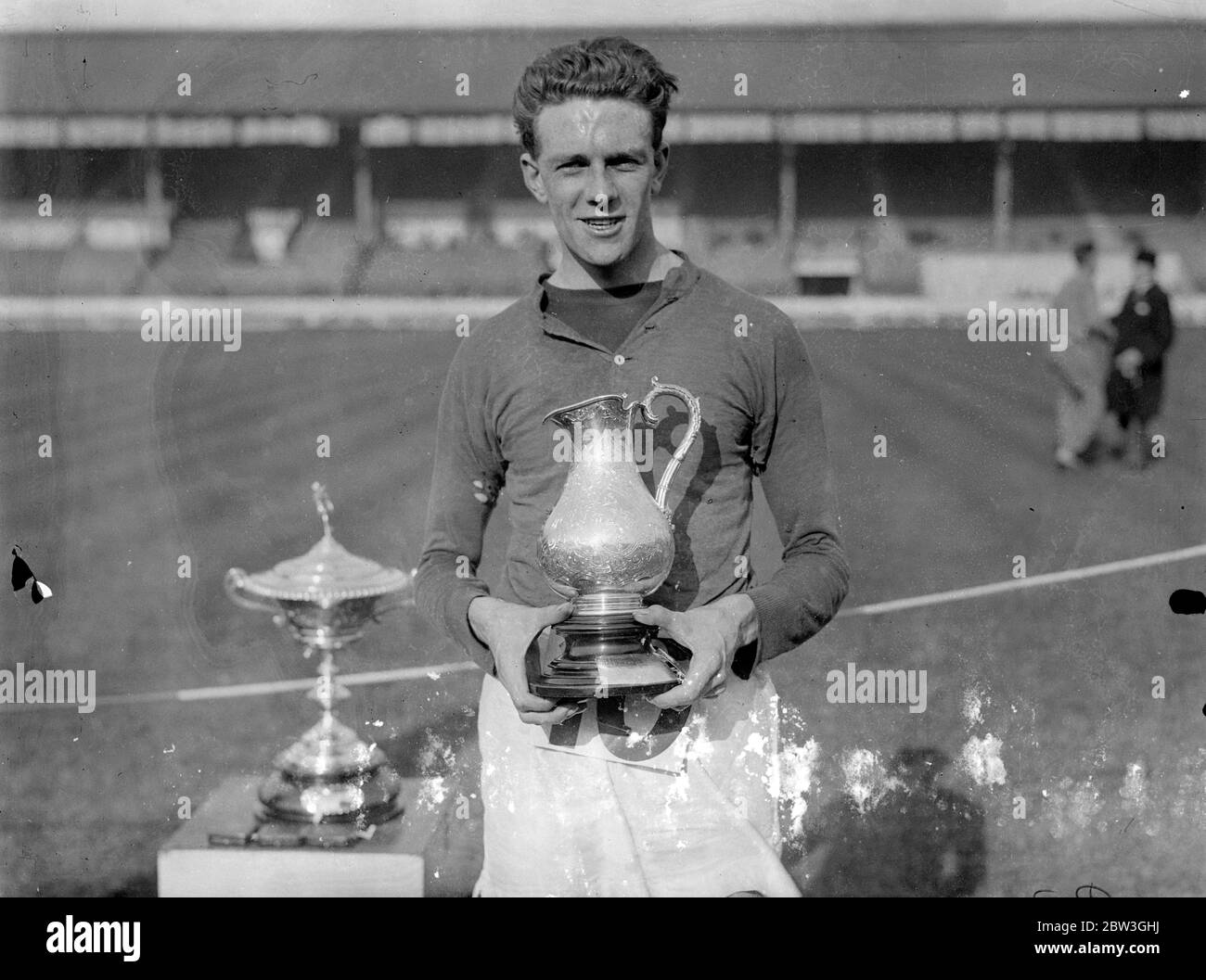 Stone gewinnt sieben Meilen Spaziergang in White City . V W Stein der Polytechnischen Harriers gewann die sieben Meilen Walking Meisterschaft der Amateur Athletic Association in der Weißen Stadt. Foto zeigt, V W Stein mit der Tasse. April 1936 Stockfoto