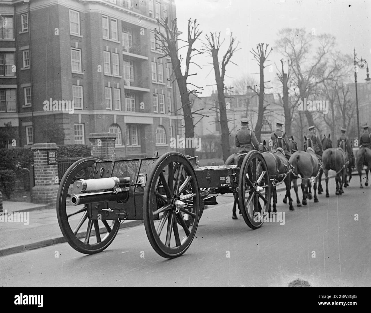 Vier Gewehrteams nehmen Royal Beerdigung Gewehr Wagen von St Johns Wood nach Woolwich. Die Prozession verlassen St Johns Wood Kaserne . 20 März 1935 Stockfoto