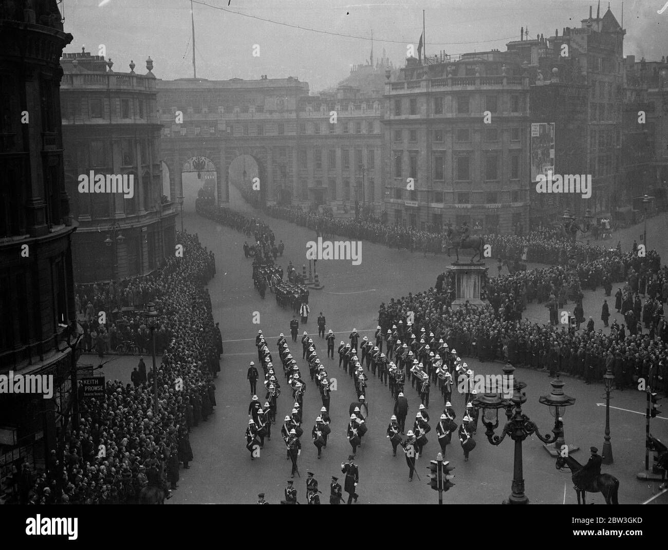 Trauerzug von Earl Beatty von Horse Guards nach St. Paul ' s . Zwei Königliche Herzöge, der Herzog von York, der den König repräsentiert, Und der Herzog von Kent ging hinter dem Sarg, als die Beerdigungsprozession des Admiral der Flotte Earl Beatty durch die Londoner Straßen auf seinem Weg von der Horse Guards zur St. Paul ' s Cathedral ging, Wo der Körper gelegt wurde, um in der Nähe des Grabes von Lord Nelson ruhen. Der Sarg war mit der Flagge bedeckt, die von Beatty ' s Flaggschiff in der Schlacht von Jütland geflogen wurde. Foto zeigt, die Trauerprozession über Trafalgar Square mit Admiralty Arch in der Rückseite Stockfoto