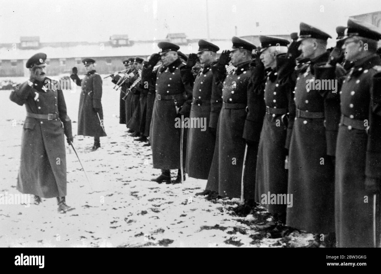 König Boris Bewertungen Offiziersregiment im Schnee . König Boris von Bulgarien trotzte dem Schnee, um das 38. Offiziersregiment der Bulgarischen Akademie zu ihrem zwanzigsten Jahrestag zu überprüfen. Das Regiment stellt Männer für die Kaisergarde zur Verfügung. Foto zeigt, der König Überprüfung der 38 Offiziersregiment im Schnee in Sofia. 19 Dezember 1935 Stockfoto