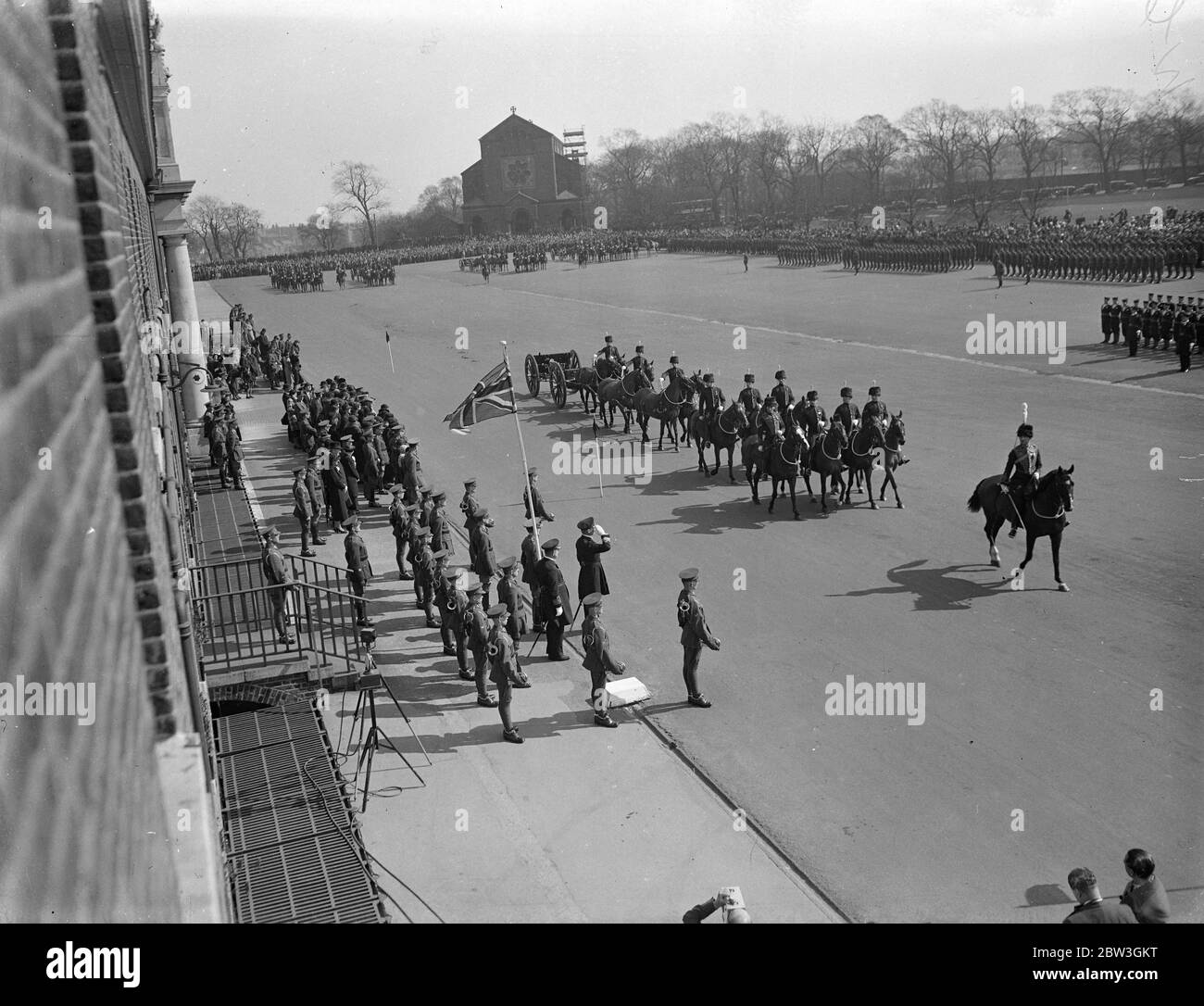 Königliche Bestattungsgewehr Wagen übergeben für die Erhaltung in Woolwich . Admiral J C Tovey Saluting F ( Sphinx ) Batterie, wie sie an der Übergabe Zeremonie vorbei ritt . 22 März 1935 Stockfoto
