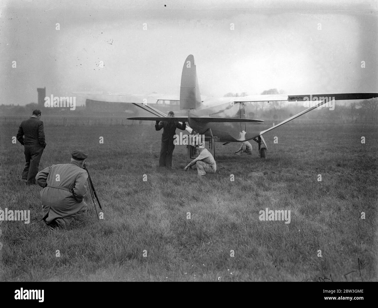 Melrose bereitet sich auf den Australien-Flug vor. Herr J C Melrose , die jungen australischen Flieger, die eine inoffizielle Australien nach England Rekord im Jahr 1934 gegründet , bereitet die neue Art Passagierflugzeug, in dem er einen guten Willen Flug nach Australien für die Centernary Feiern machen , in Heston . Er wird Heston Aerodrome morgen verlassen (Samstag). Er wird die Maschine ein "Heston Flugzeug sechs Sitzer Kabine Eindecker" verwenden, um einen Lufttaxi-Service in Adelaide, South Australia, wo er lebt, zu etablieren. Foto zeigt Herrn J C Melrose Manövrieren das Flugzeug für die Kompasskontrolle . April 1936 Stockfoto