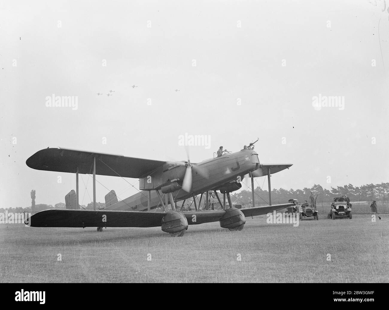 Handley Page Heyford Bomber von 99B Squadron , mit Sitz in RAF Mildenhall , werden in Vorbereitung auf König George V, der an die Basis kommen wird, um die erste Royal Review der RAF am 6. Juli 1935 durchzuführen, überprüft. Juli 1935 Stockfoto