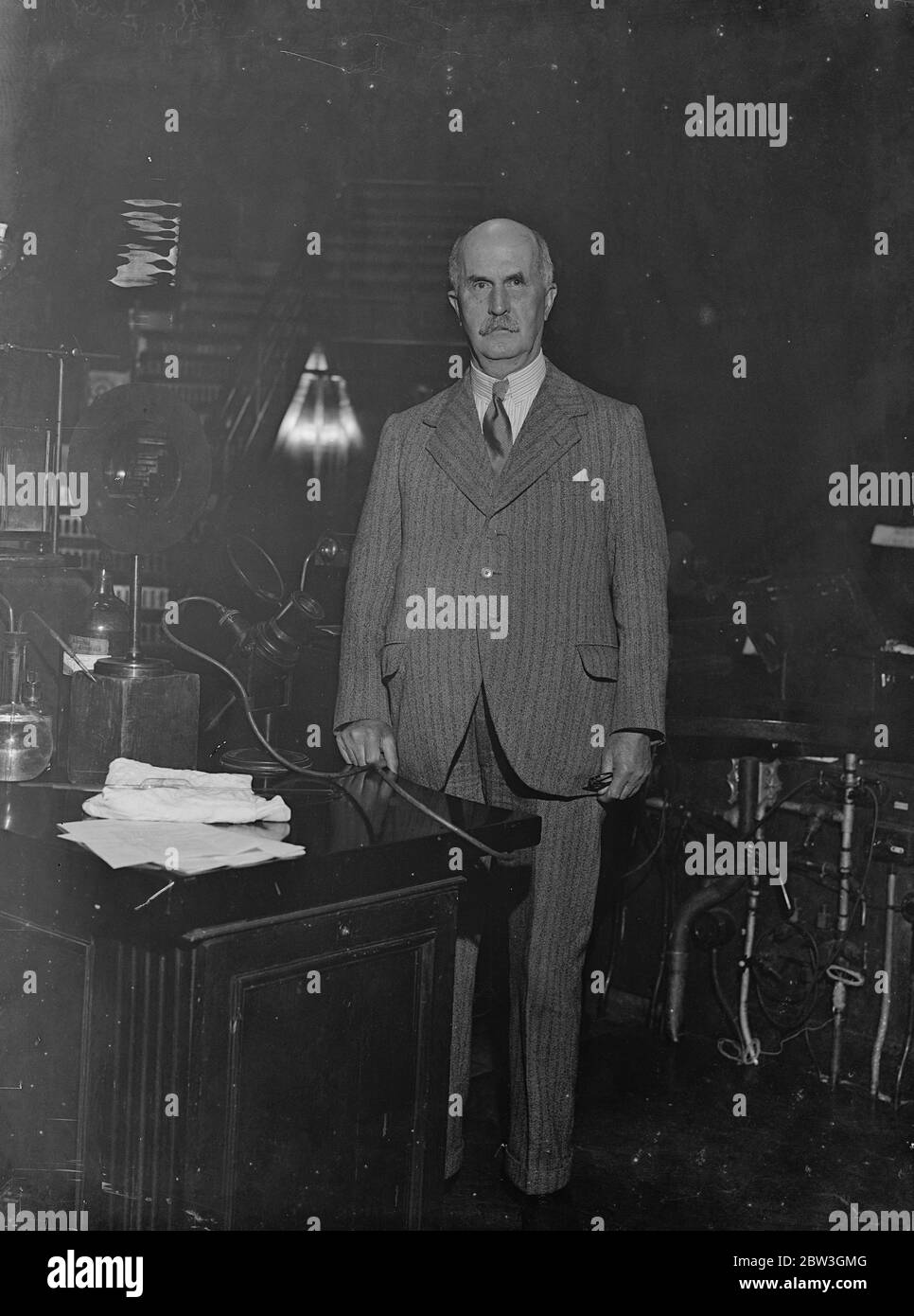Sir William Bragg zum Präsidenten der Royal Society - Nobelpreisträger gewählt. Sir William Bragg in der Lecture Hall an der Royal Institution, Piccadilly, London. 19. November 1935 Stockfoto