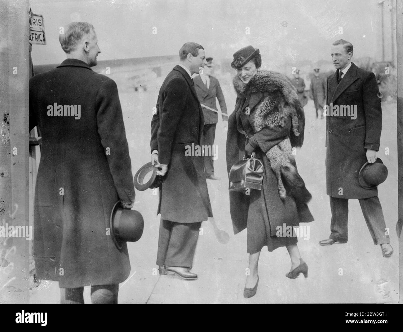 Herzog und Herzogin von Kent verlassen auf dem Luftweg nach Belgrad. Der Herzog und die Herzogin von Kent bei der Abreise aus Croydon. April 1935 Stockfoto