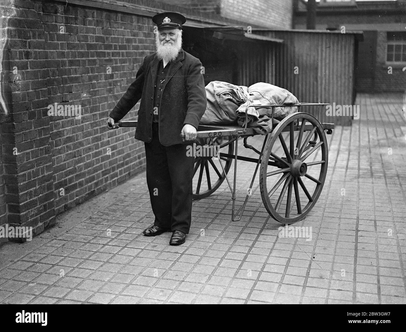 London 's letzte bärtige Postmann. 68 und noch in Arbeit . Bärtige Mr T W Hills bei der Arbeit an der East Street, Barking Depot. April 1935 Stockfoto