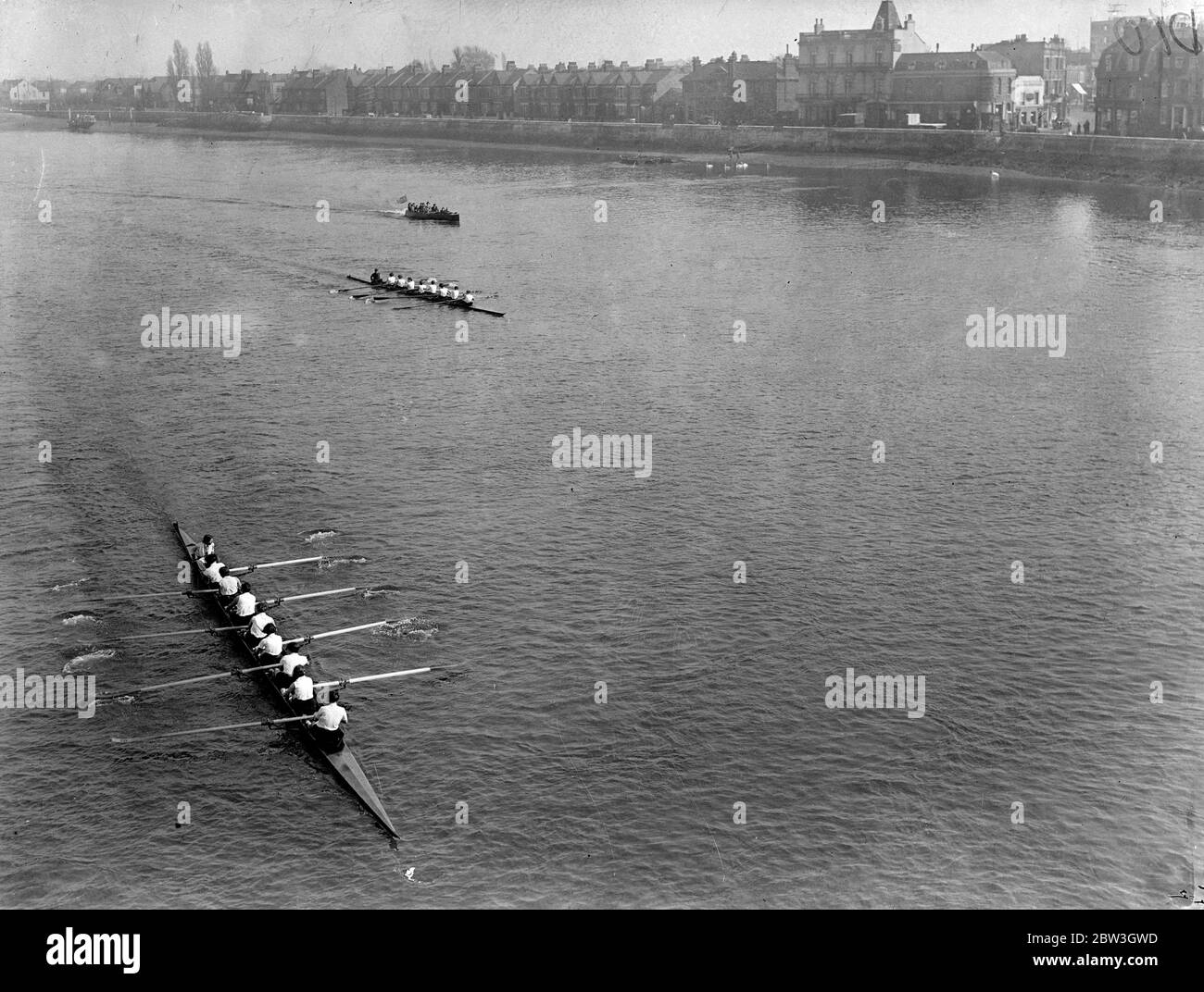 London University tragen Cambridge in Frauen Boot Rennen in Barnes. Die London University Crew endet weit vor Cambridge an der Barnes Bridge. London auf der linken Seite. 21 März 1935 Stockfoto