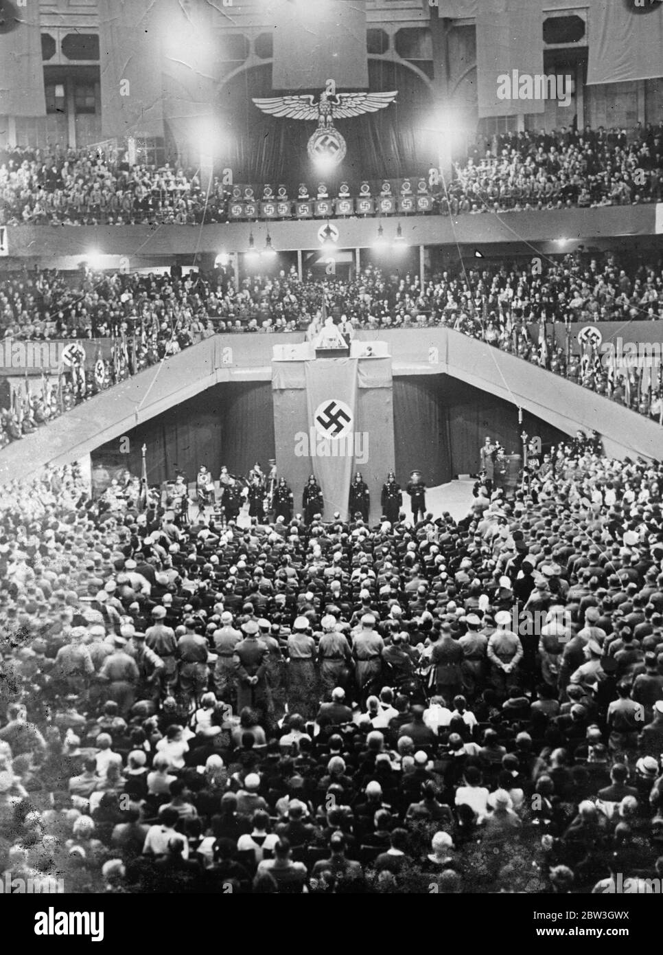 Ich werde bereit sein, eine Einigung zu erzielen. Hitler macht neuen Appell an Frankreich in Frankfort Wahlrede. Bundeskanzler Hitler spricht die große Menschenmenge in Frankfurt am Main an. 17 März 1935 Stockfoto