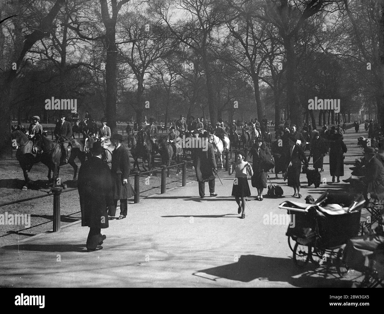 Frühlingssonne zieht Menschenmassen zum Hyde Park an. Londoner genießen die warme Sonne des ersten Frühlingstages im Hyde Park. 21 März 1935 Stockfoto