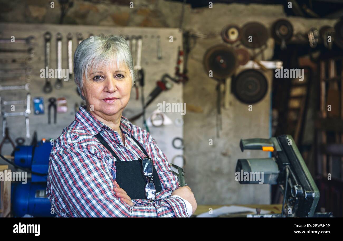 Frau Zimmermann in seiner Werkstatt Stockfoto