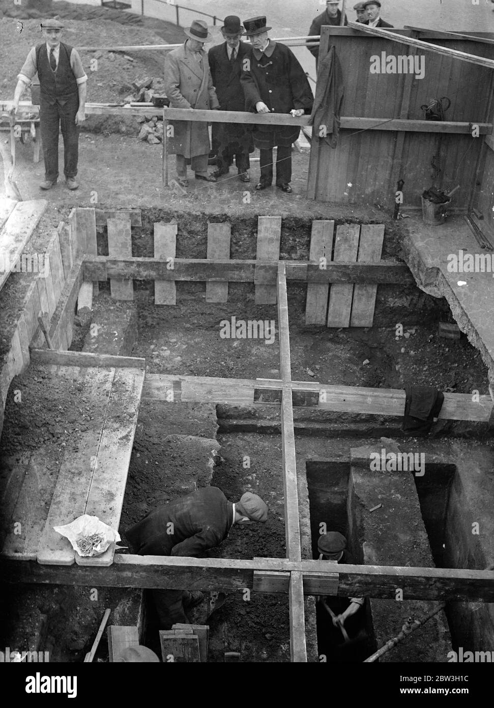 Alte Zugbrücke am Tower of London ausgegraben. Eine Zugbrücke fünf Meter unter der Oberfläche, wurde entdeckt, wenn die Ursache einer Absenkung am Eingang zum Tower of London untersucht wurde. Es wird angenommen, dass die Ausgrabungen, die fortgesetzt werden sollen, wertvolle Ergänzung zum Wissen des frühen Histors des Turms bieten. Die Absenkung erfolgte nach dem jüngsten Regen im kleinen dreieckigen Grün innerhalb der Palisade, wo die Wache steht. Dann begann der Versuch, es in fehlgeschlagenen Graben zu füllen. Große Steinplatten wurden bald gefunden und weitere Ausgrabungen ergaben chas Stockfoto