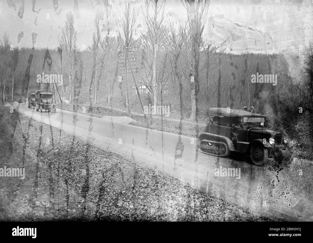Caterpillar Auto Escort Fur Franzosische Armee Lastwagen In Der Nahe Von Strassburg Franzosische Truppen Panzer Und Motorisierte Divisionen Werden Zur Verstarkung Der Garnisonen Des Aufwendigen Und Kostspieligen Befestigungssystems Und Der Maginot Linie
