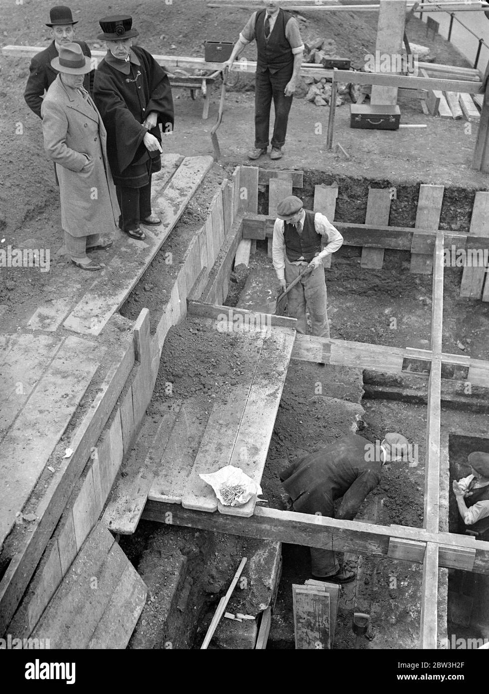 Alte Zugbrücke am Tower of London ausgegraben. Eine Zugbrücke fünf Meter unter der Oberfläche, wurde entdeckt, wenn die Ursache einer Absenkung am Eingang zum Tower of London untersucht wurde. Es wird angenommen, dass die Ausgrabungen, die fortgesetzt werden sollen, wertvolle Ergänzung zum Wissen des frühen Histors des Turms bieten. Die Absenkung erfolgte nach dem jüngsten Regen im kleinen dreieckigen Grün innerhalb der Palisade, wo die Wache steht. Dann begann der Versuch, es in fehlgeschlagenen Graben zu füllen. Große Steinplatten wurden bald gefunden und weitere Ausgrabungen ergaben chas Stockfoto